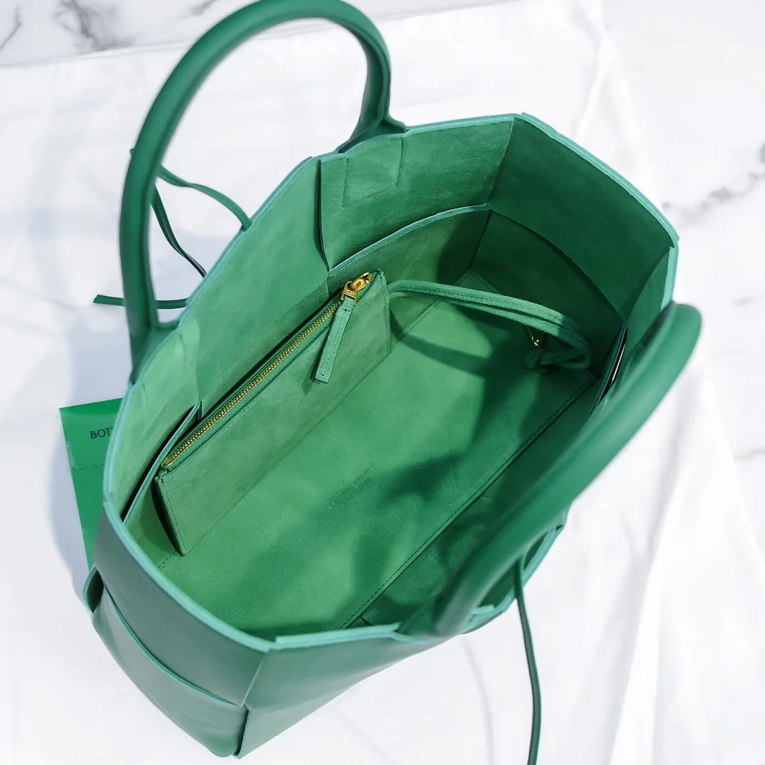 Batch 1860 BottegaVeneta# 🧷Early autumn SLIP tote handbag, the oversized woven design really makes it a huge gap from ordinary tote bags 🔗🔗The interior is matched with a leather system ⛓Daniel Lee leads the brand gene to continue to evolve with fresh inspiration🧬🧬 Showing the balance between luxury and reality👉Wild green Size: 36*24*12【9892#】